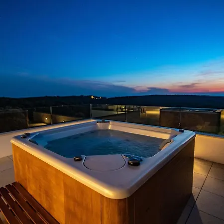 In With Pool Near Ruins Villa Pula