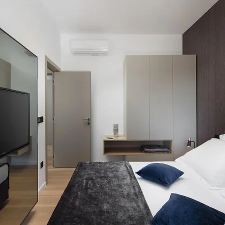 In With Pool Near Ruins Willa