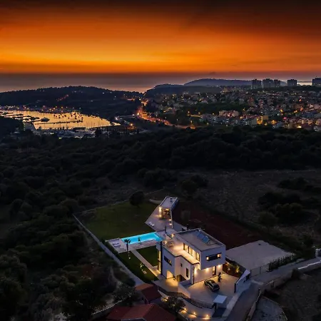 In With Pool Near Ruins * Pula