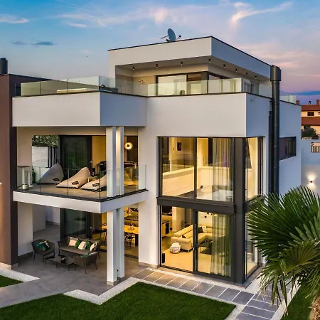 In With Pool Near Ruins Pula