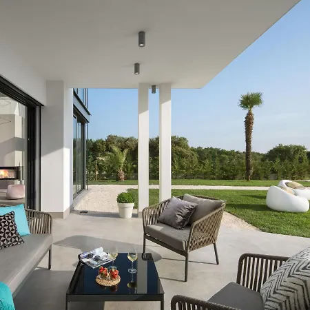 Villa In With Pool Near Ruins