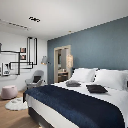 In With Pool Near Ruins Pula