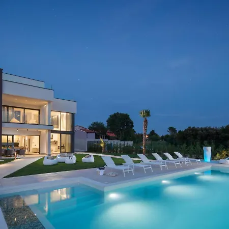 In With Pool Near Ruins Villa *