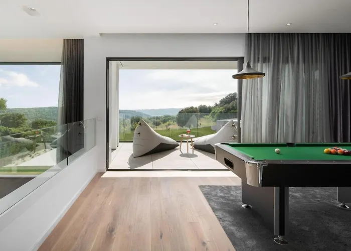 In With Pool Near Ruins Пула