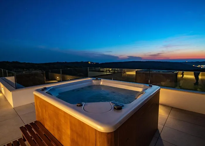 In With Pool Near Ruins Willa Pula