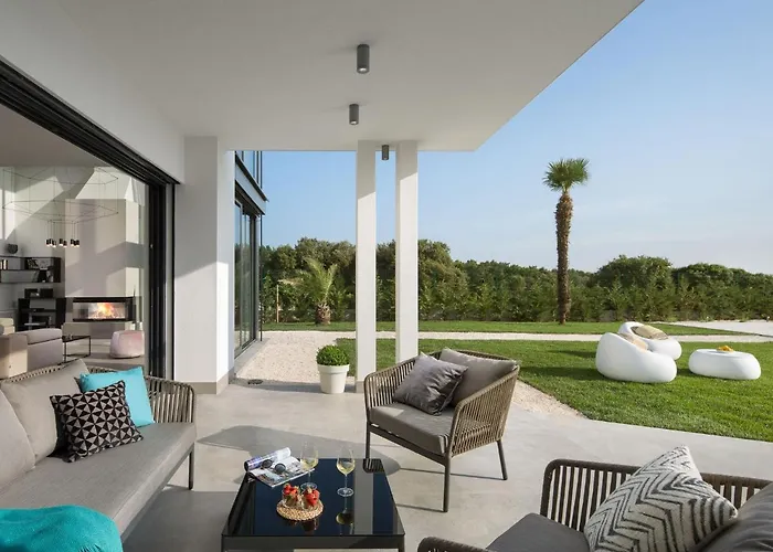 Вілла In With Pool Near Ruins