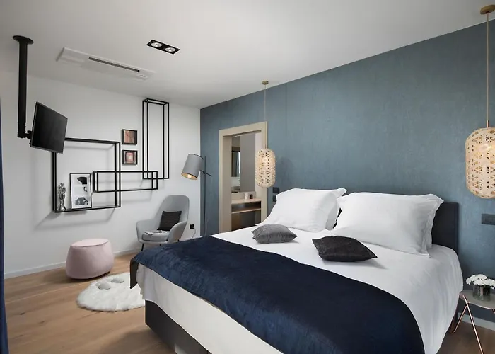 In With Pool Near Ruins Пула