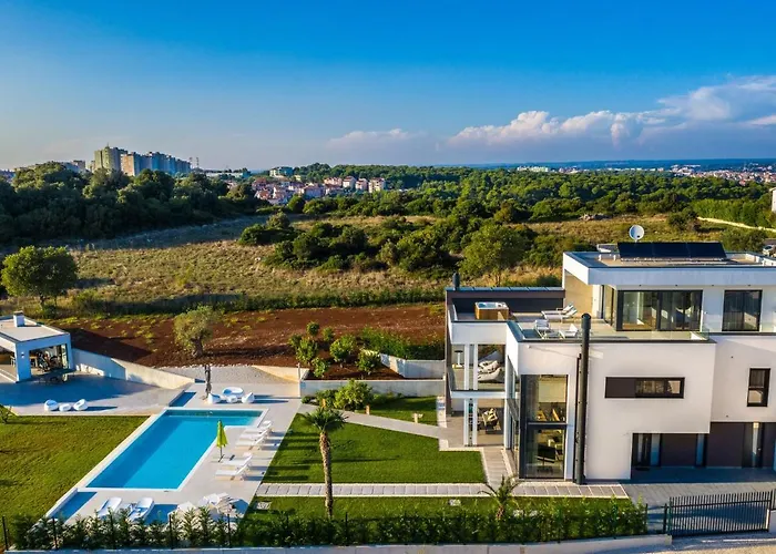 In With Pool Near Ruins Pula