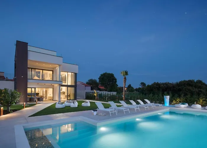 In With Pool Near Ruins Willa *