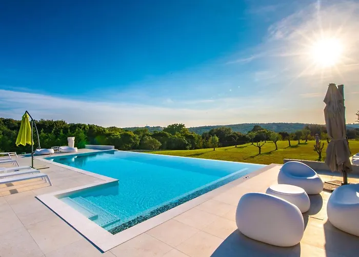 Вілла In With Pool Near Ruins