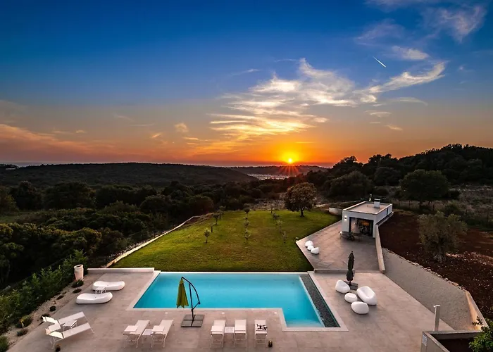 In With Pool Near Ruins Willa