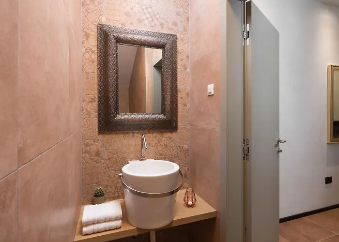 In With Pool Near Ruins Willa *