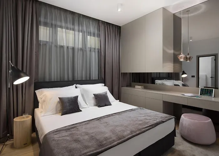 In With Pool Near Ruins Willa *