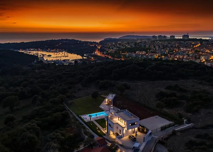 In With Pool Near Ruins * Pula