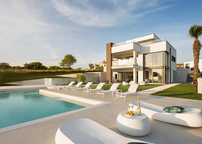 In With Pool Near Ruins Вілла Пула