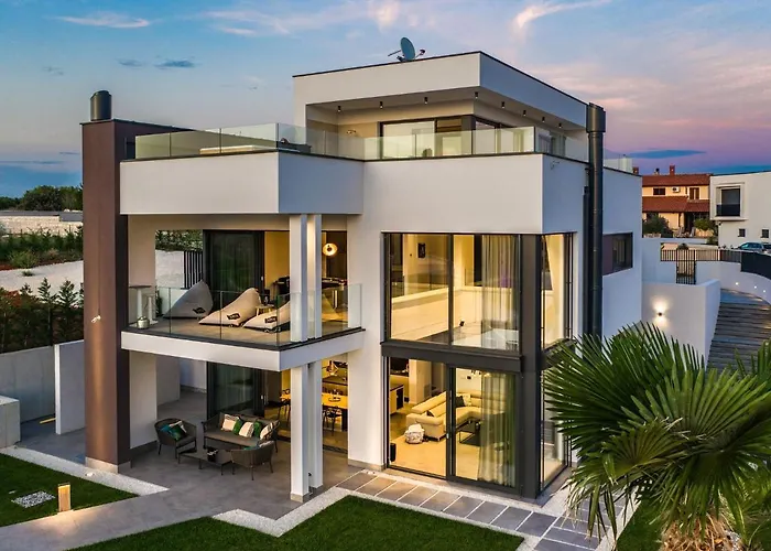 In With Pool Near Ruins Пула