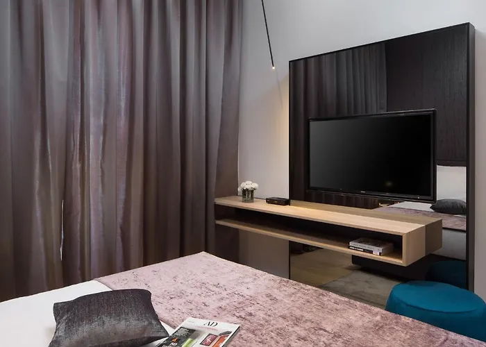 In With Pool Near Ruins Willa