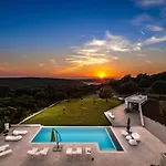 In With Pool Near Ruins Villa